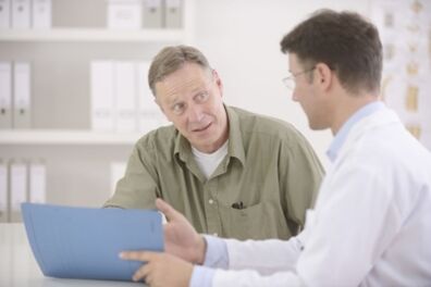 A man with symptoms of osteochondrosis in his chest is consulted by a doctor